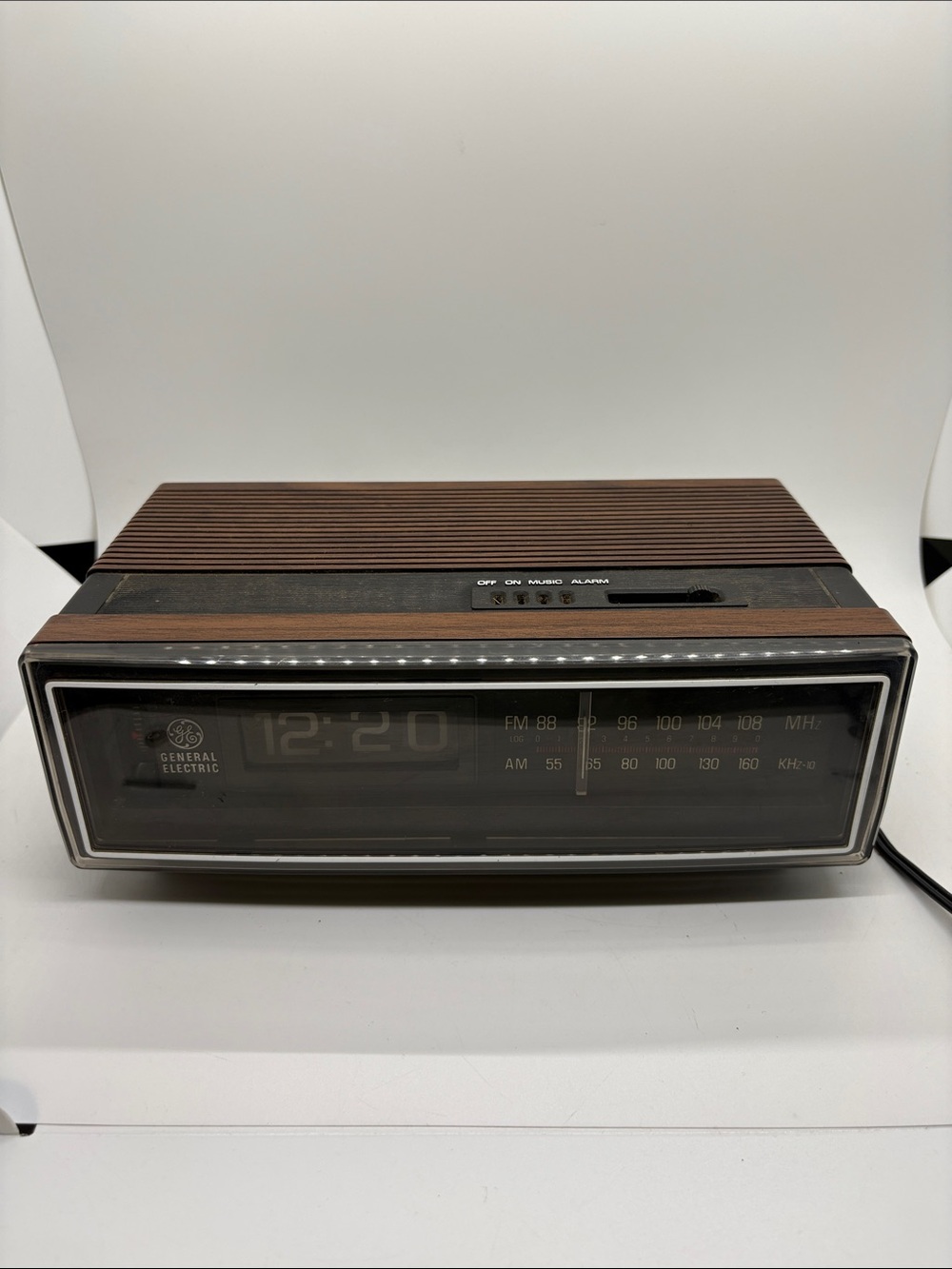 General Electric Flip Clock Alarm Radio. 80s Works